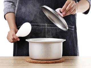 Lòng nồi cơm điện bong lớp chống dính có cần thay ngay không?