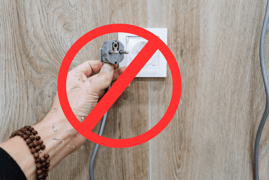 Không dùng tay ướt chạm vào dây, ổ điện