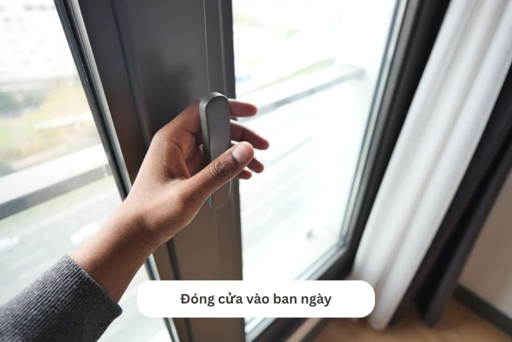 Đóng cửa vào ban ngày