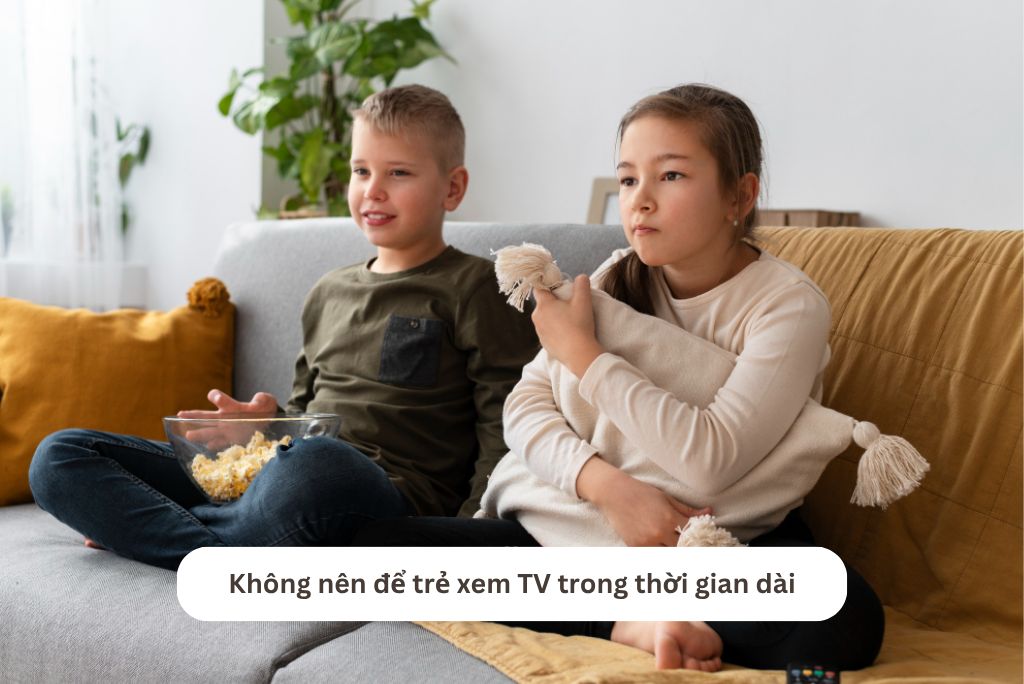 Không nên để trẻ xem TV trong thời gian dài