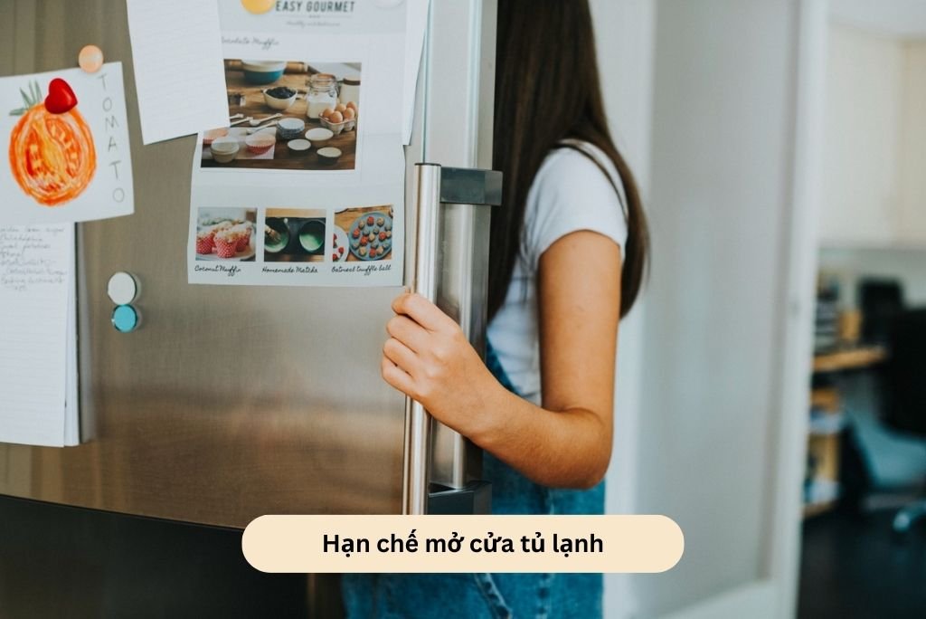 Nhắc trẻ nhỏ không mở cửa liên tục hoặc lấy đồ quá lâu