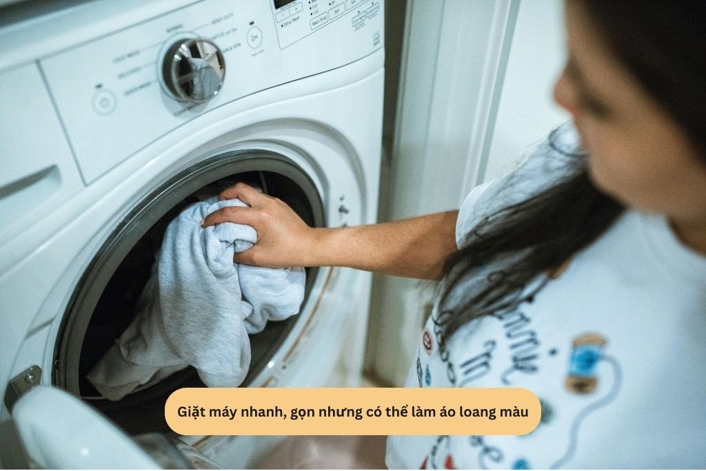 Giặt máy nhanh, gọn nhưng có thể làm áo loang màu
