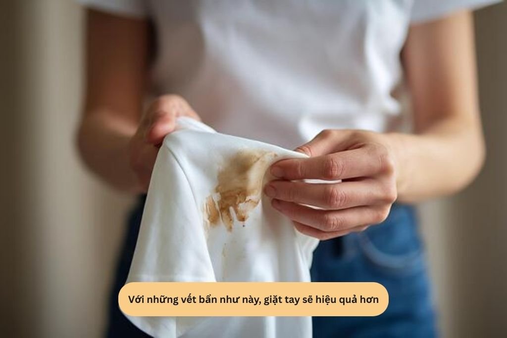 Với những vết bẩn như này, giặt tay sẽ hiệu quả hơn